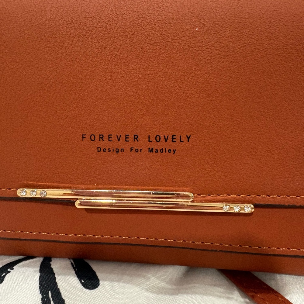 NWOT Women's Tan Crossbody Bag, several pockets for all your needs. Never used - Picture 3 of 11